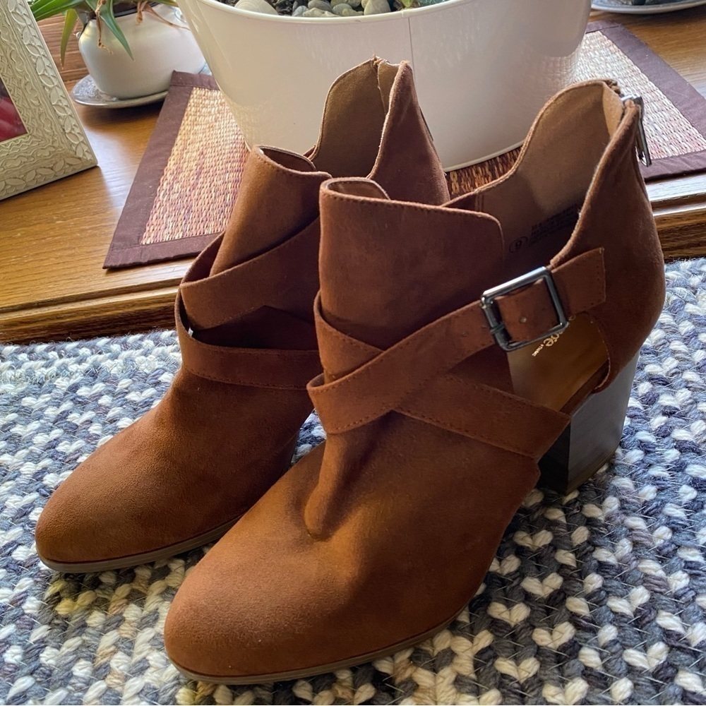 NWOT Brown suede look short boots​​​​​​​​​​​​​​​​​​